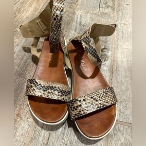 Stylish Women's Platform Sandals - snakeskin